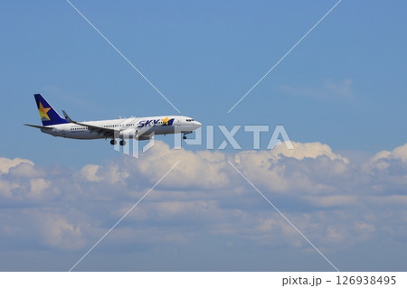 夏空を背景に飛ぶ旅客機　夏の空の旅　SKYMARK 126938495