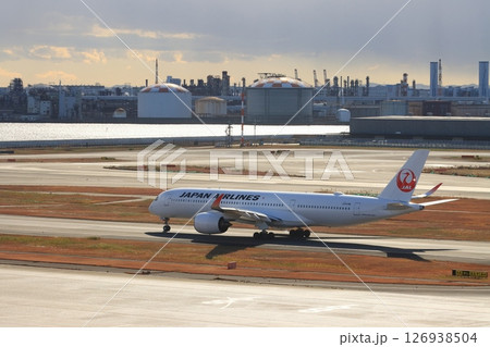 滑走路に向かう旅客機　出発イメージ　JAL 126938504
