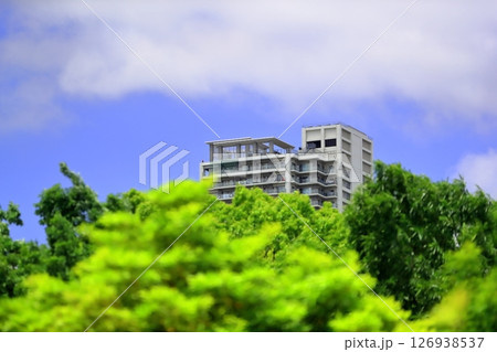青空と集合住宅 126938537