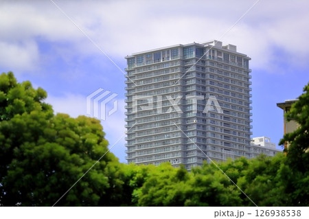 青空と集合住宅 126938538