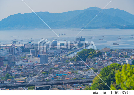 （広島県廿日市市）山陽自動車道・宮島サービスエリア展望台から眺める瀬戸内の景色 126938599