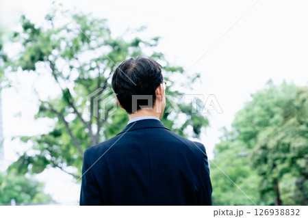 屋外を歩く中高年男性 126938832