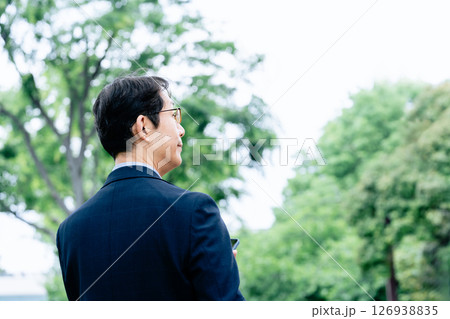 屋外を歩く中高年男性 屋外を歩く中高年男性 126938835