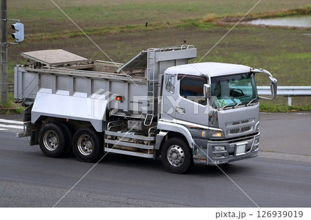 水密式ダンプトラック　イメージ 126939019