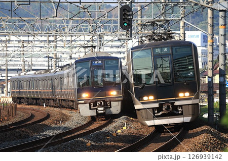 【JR西日本】207系0番台と321系（JR京都線：島本〜山崎） 126939142