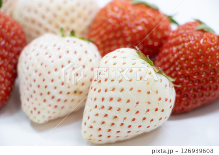 紅白いちご 126939608