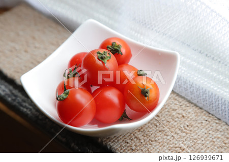 ナチュラルな朝の光とミニトマトのある暮らし 126939671