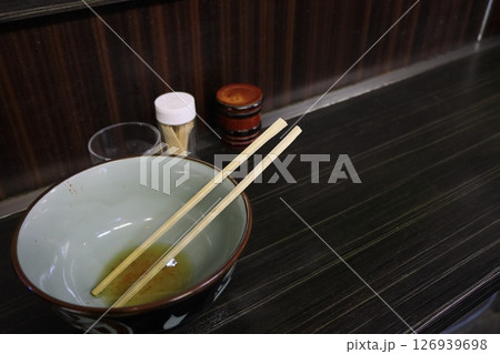 完食した立ち食いソバのどんぶり 完食した立ち食いソバのどんぶり 126939698
