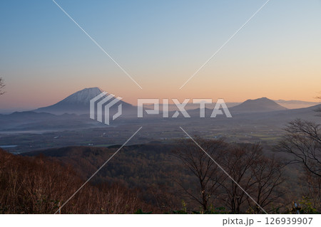 ポロモイ山から望む朝焼けの羊蹄山の麓の雲海 ポロモイ山から望む朝焼けの羊蹄山の麓の雲海 126939907