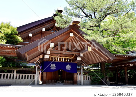 名古屋市　熱田神宮神楽殿と新緑 126940337