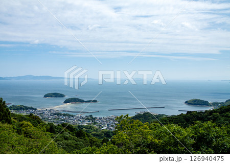 東幡豆海岸のトンボロ干潟と東幡豆港（愛知県西尾市東幡豆町） 126940475