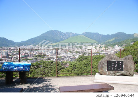 湯けむり展望台から見た扇山と鶴見岳と鉄輪温泉 湯けむり展望台から見た扇山と鶴見岳と鉄輪温泉 126940544