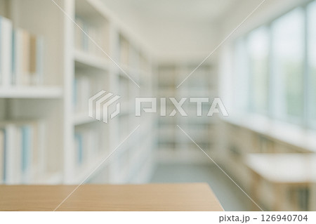 木製机と書架の静かな図書室 126940704