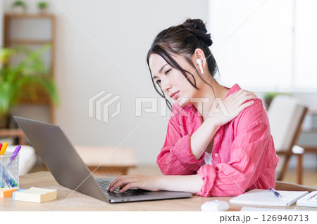 在宅ワークをする若い女性。 在宅ワークをする若い女性。 126940713