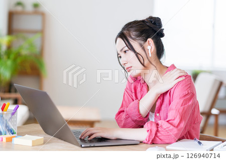 在宅ワークをする若い女性。 在宅ワークをする若い女性。 126940714