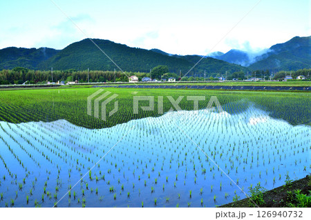 早朝の里山　鏡写り　新緑の田園風景　栃木市大久保町付近 126940732
