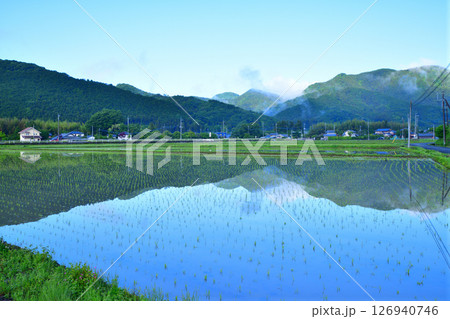 早朝の里山 鏡写り 新緑の田園風景 栃木市大久保町付近 早朝の里山 鏡写り 新緑の田園風景 栃木市大久保町付近 126940746
