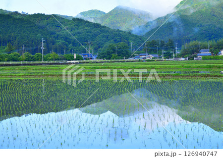 早朝の里山　鏡写り　新緑の田園風景　栃木市大久保町付近 126940747