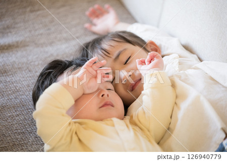 お昼寝するかわいい幼児の子供たち　姉と弟　 126940779