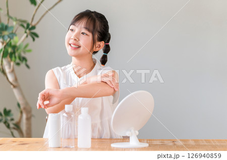 日焼け止め,スキンケア,ボディケア,ハンドクリームを塗る子供,女の子,小学生,中学生 126940859