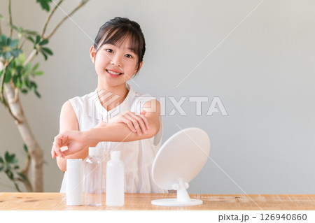 日焼け止め,スキンケア,ボディケア,ハンドクリームを塗る子供,女の子,小学生,中学生 126940860