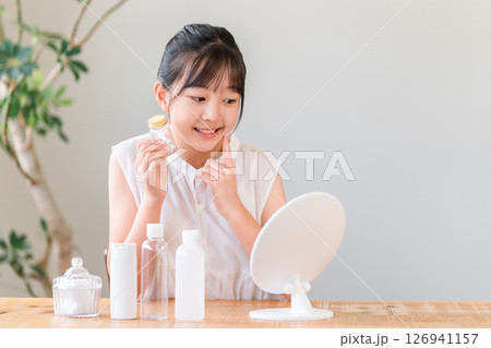 内服薬を持つ子供,女の子,小学生,中学生（アレルギー,皮膚炎,アトピー,湿疹,皮膚科,ステロイド） 126941157