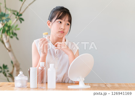 内服薬を持って困る子供,女の子,小学生,中学生(アレルギー,皮膚炎,アトピー,湿疹,皮膚科) 内服薬を持って困る子供,女の子,小学生,中学生(アレルギー,皮膚炎,アトピー,湿疹,皮膚科) 126941169