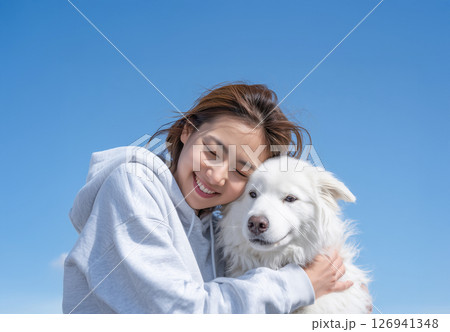 女性と犬 126941348