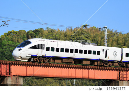 八坂川を渡る885系特急電車（JR九州） 126941375