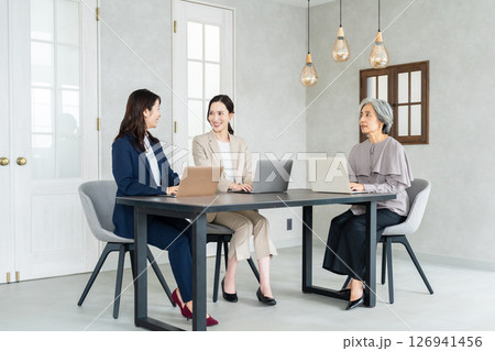 ビジネスウーマン　打ち合わせ　 126941456