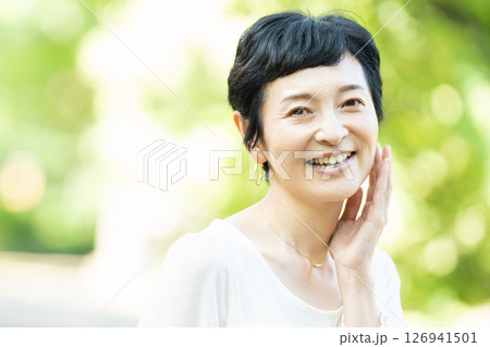 シニア女性のポートレート シニア女性のポートレート 126941501