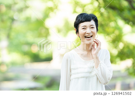 シニア女性のポートレート シニア女性のポートレート 126941502