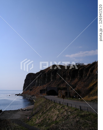 北海道爾志郡乙部町　館の岬駐車場から東洋のグランドキャニオンと言われる地層郡を臨む 126941520