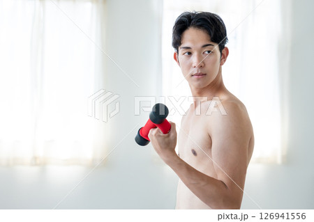 筋トレする若い男性 126941556