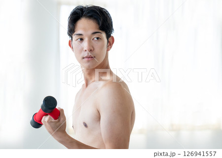 筋トレする若い男性 126941557