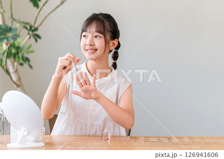 ネイル,マニキュア,ネイルオイルをする子供,女の子,小学生,中学生 ネイル,マニキュア,ネイルオイルをする子供,女の子,小学生,中学生 126941606