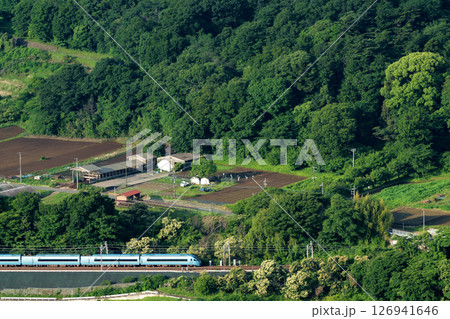 秦野駅に向かうロマンスカー 秦野駅に向かうロマンスカー 126941646