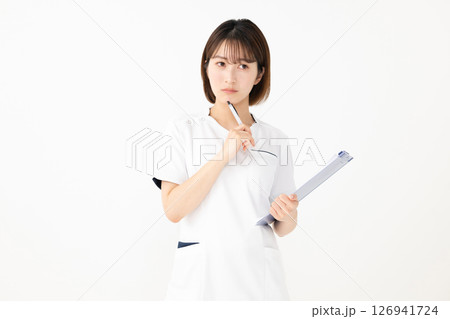 考える白衣の女性 126941724