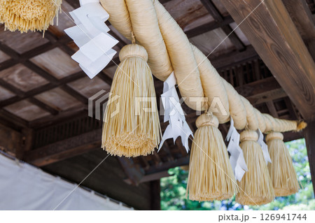 神社の拝殿に飾られたしめ縄 神社の拝殿に飾られたしめ縄 126941744