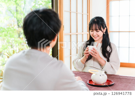 旅館,料亭,和風レストランでお茶を飲む男女のカップル（お見合い,婚活） 126941778