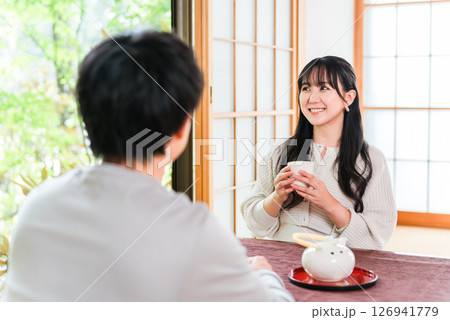 旅館,料亭,和風レストランでお茶を飲む男女のカップル（お見合い,婚活） 126941779