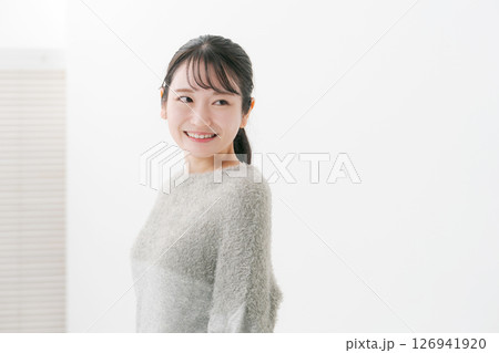 ニットを着た女性のポートレート ニットを着た女性のポートレート 126941920