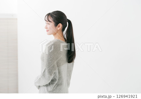 考えるジェスチャーをする女性 考えるジェスチャーをする女性 126941921