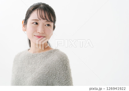 考えるジェスチャーをする女性 考えるジェスチャーをする女性 126941922