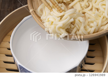 せいろで小田巻き蒸しを作る工程 せいろで小田巻き蒸しを作る工程 126941989