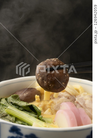 せいろで蒸した小田巻き蒸しを箸で持ち上げる 126942059