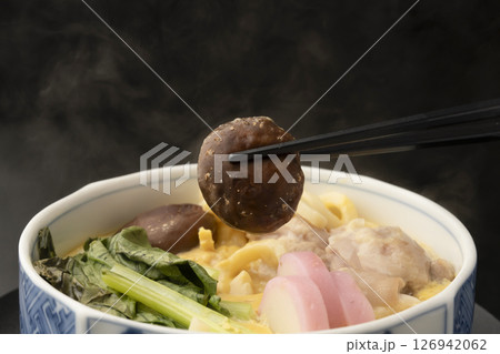 せいろで蒸した小田巻き蒸しを箸で持ち上げる 126942062