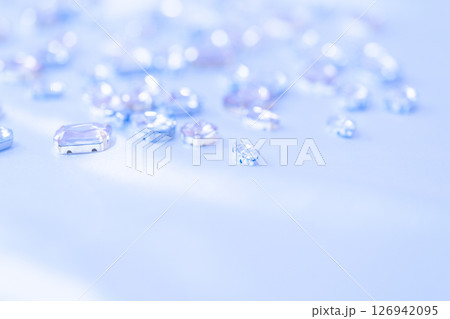 クールに輝くブルー系ラインストーン 126942095