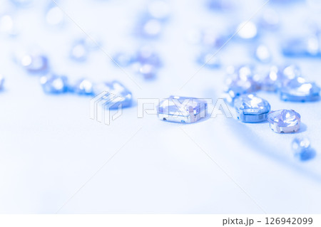 クールに輝くブルー系ラインストーン 126942099