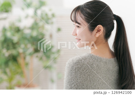 ポニーテールの女性の横顔 ポニーテールの女性の横顔 126942100